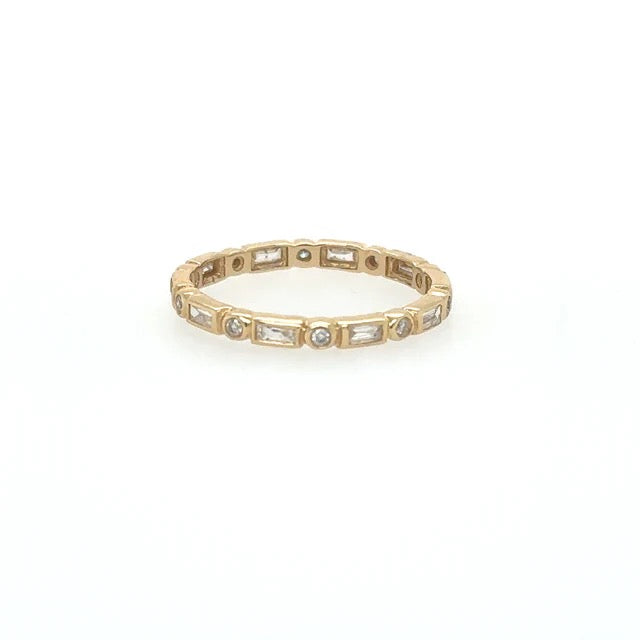 Yellow gold ring with baguette and round diamonds
