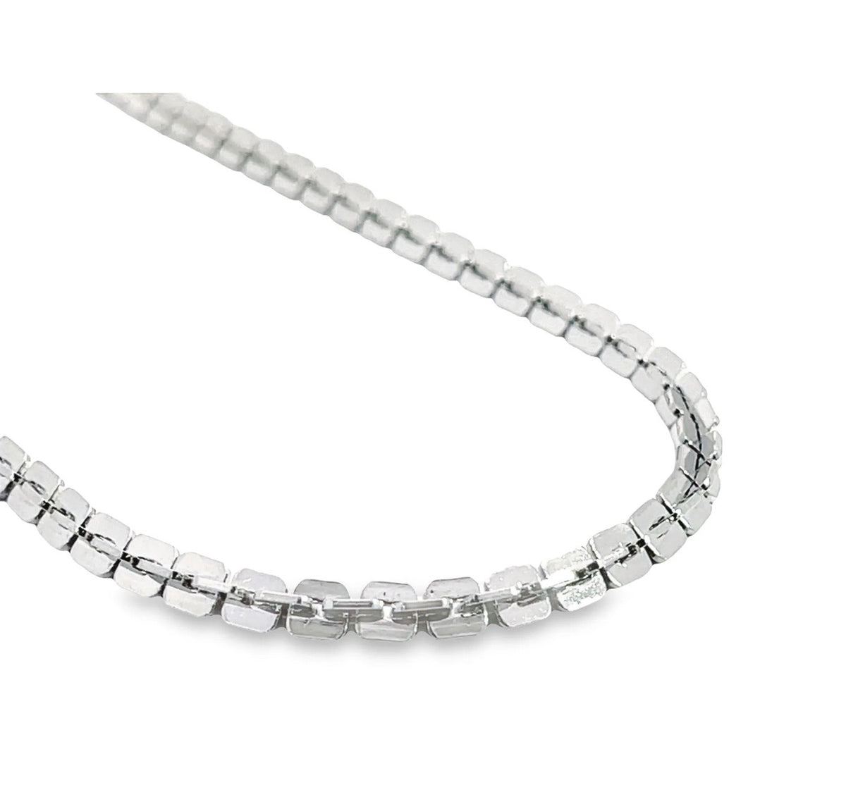 Reverse box necklace in rhodium