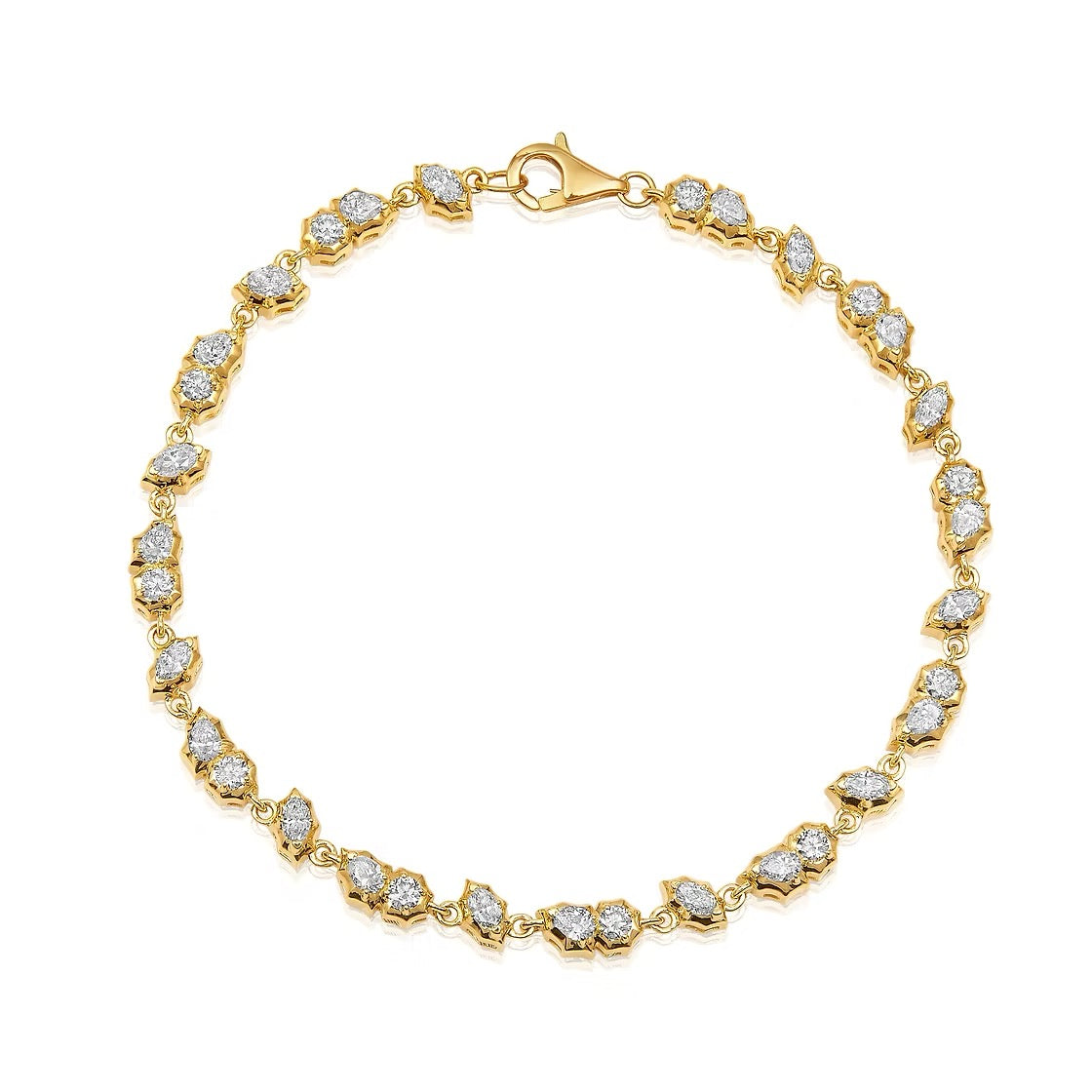 The Karat Concierge Regalia tennis bracelet in 14K yellow gold with alternating diamond shapes and a lobster clasp.