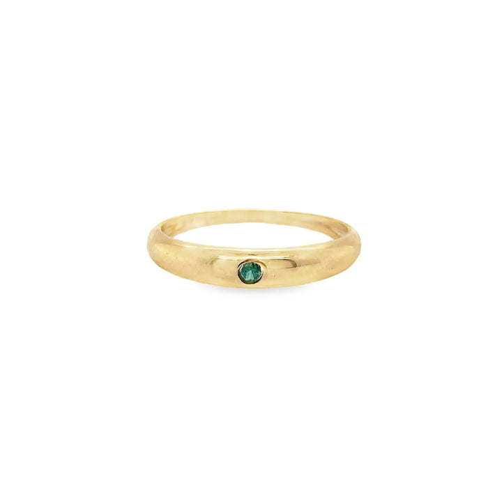 The Karat Concierge 14KT yellow gold signet ring featuring a small round green emerald gemstone.