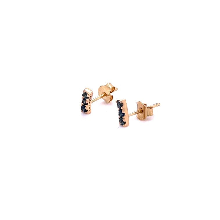 The Karat Concierge 14K yellow gold curved bar earrings featuring three round blue sapphires each.